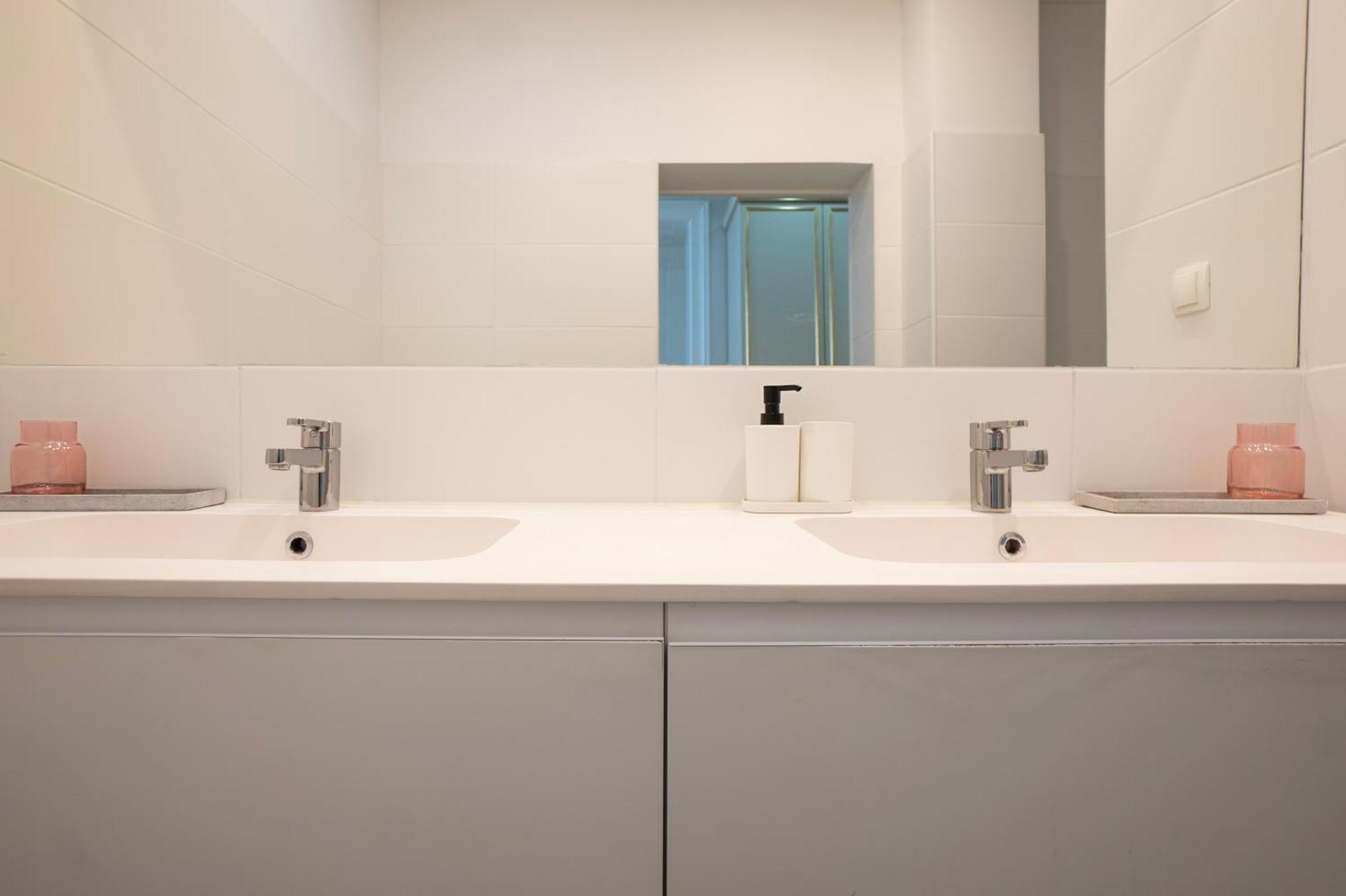 Charming 2-Room Apartment With Balcony, 15 Min To Center Viena Exterior foto